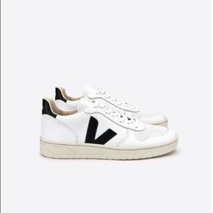 Veja V-10 LEATHER EXTRA-WHITE Black